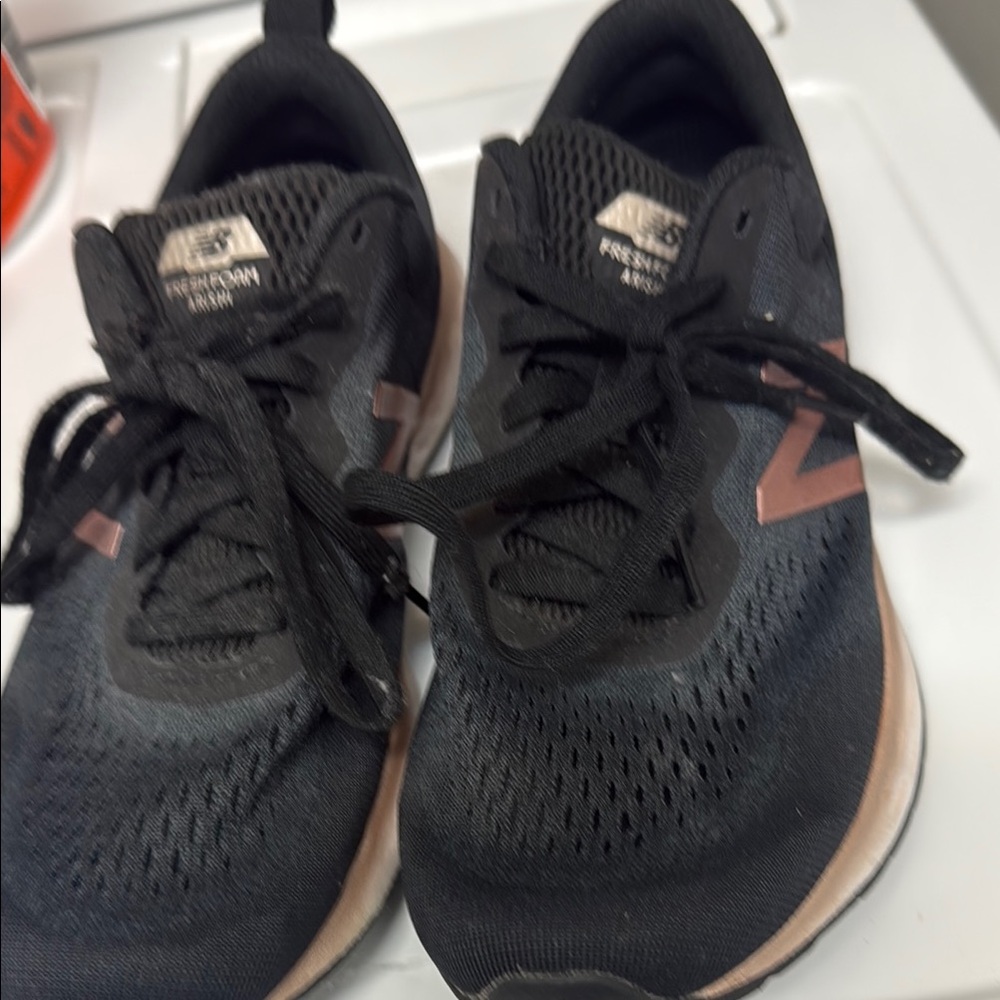 New Balance women’s Freh Foam Arishi  sz 7.5 Black and Pink Sneakers